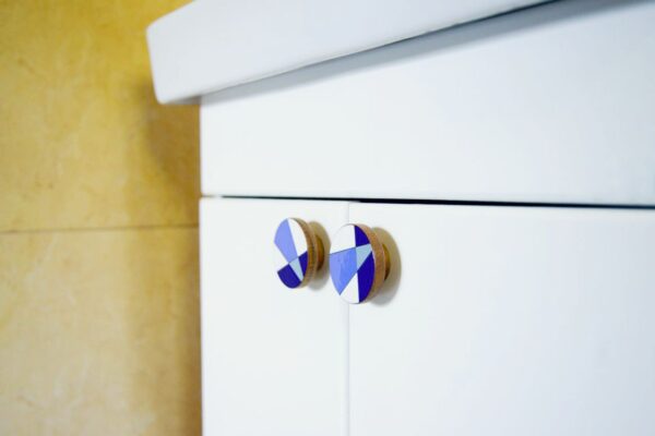 Gałki MODERNA Blue na szafce łazienkowej - DOT Manufacture