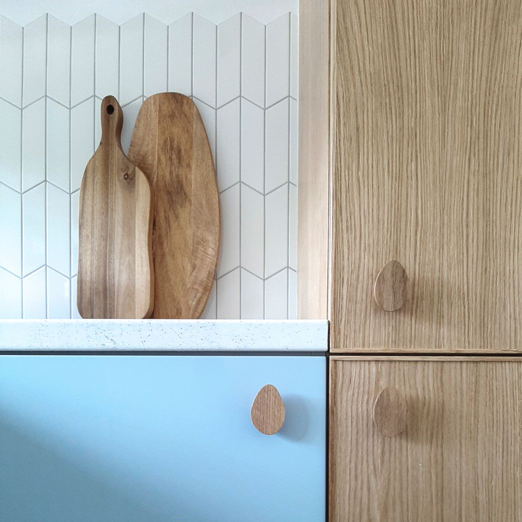A kitchen in pale blue and natural wood - Pebble & Pebble Mini handles
