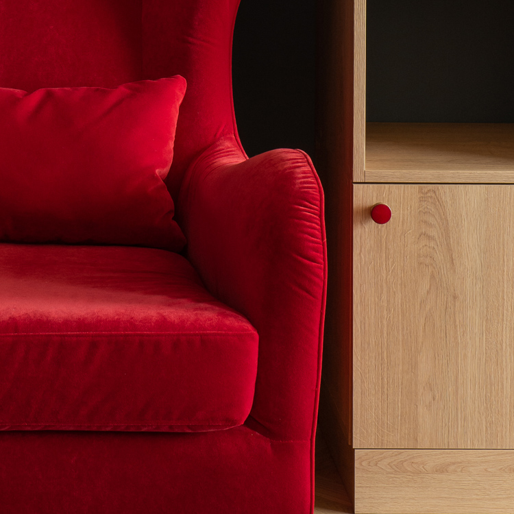 Czerwone gałki do mebli zestawione z czerwonym aksamitnym fotelem - DOT Manufacture, projekt wnętrza Anna Brzeska